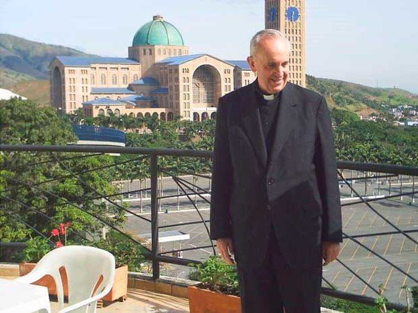 Vista da recepção do Hotel Pousada do Papa com o Santuário Nacional ao fundo